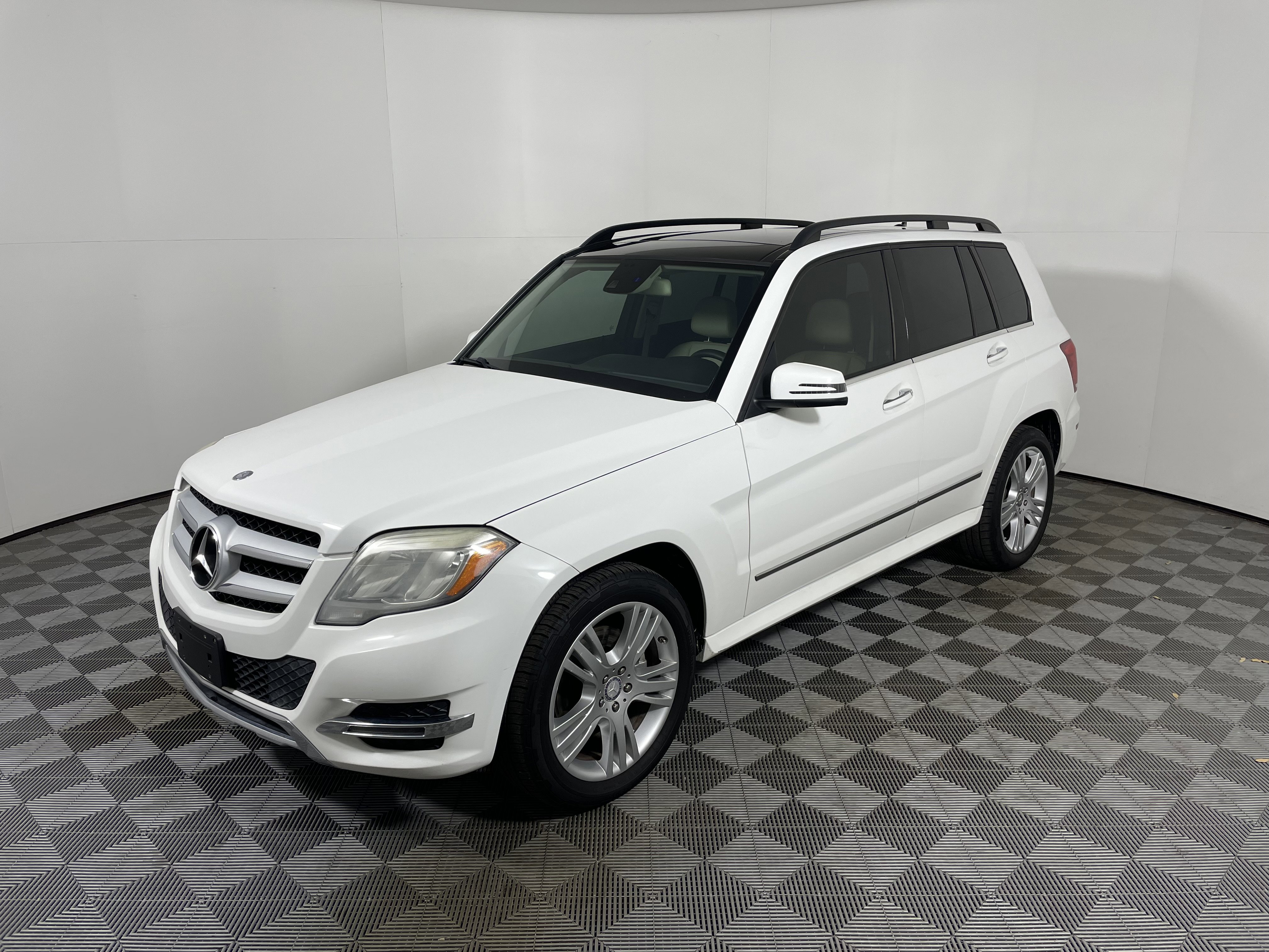 Used 2015 Mercedes-Benz GLK 350 4MATIC image 9