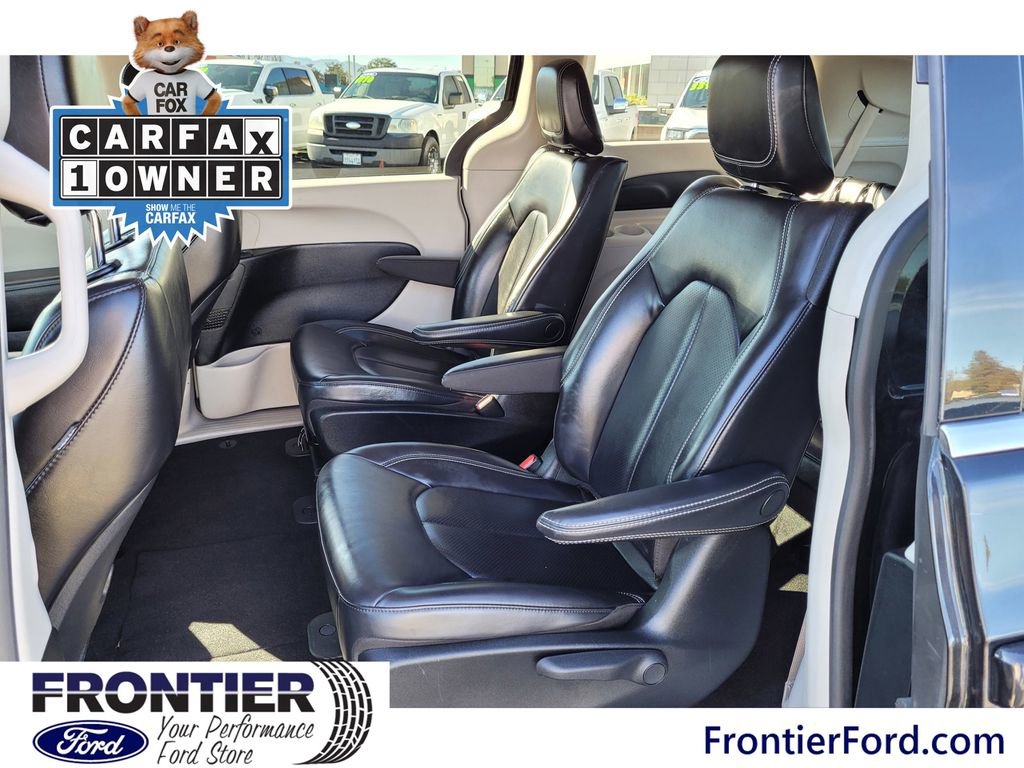 Used 2023 Chrysler Pacifica Touring-L image 11