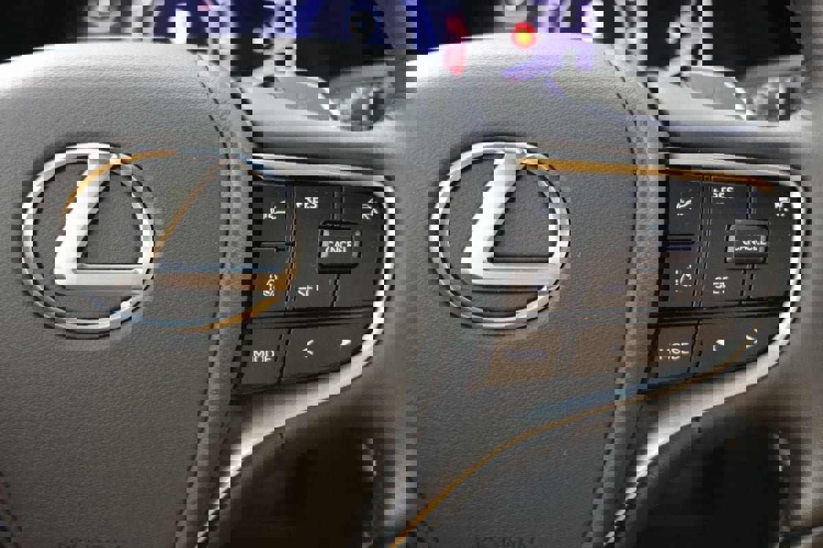 Used 2024 Lexus ES 350 Ultra Luxury w/ Accessory Package (Z2) image 29