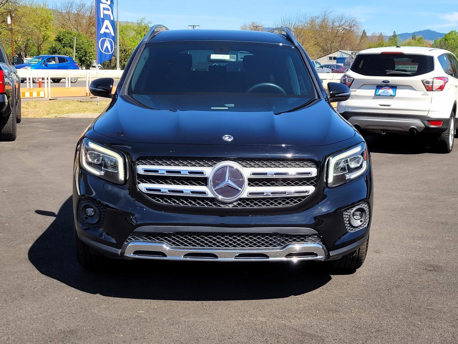 Used 2021 Mercedes-Benz GLB 250 4MATIC w/ Premium Package image 2
