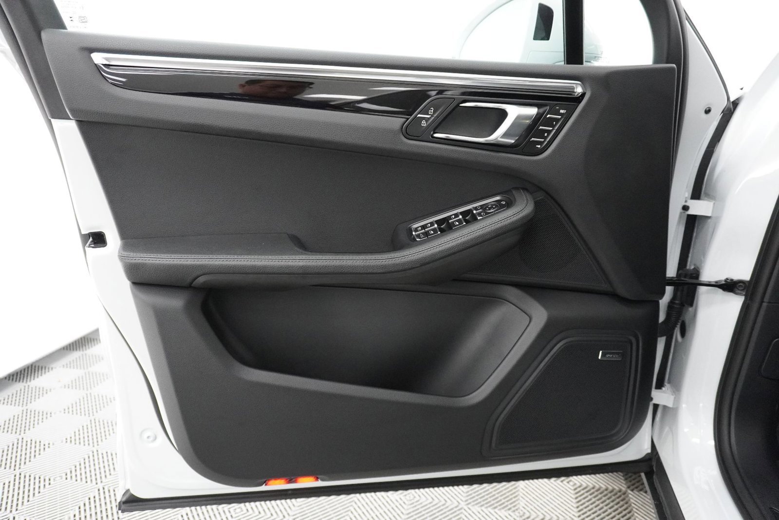 Certified 2025 Porsche Macan image 18