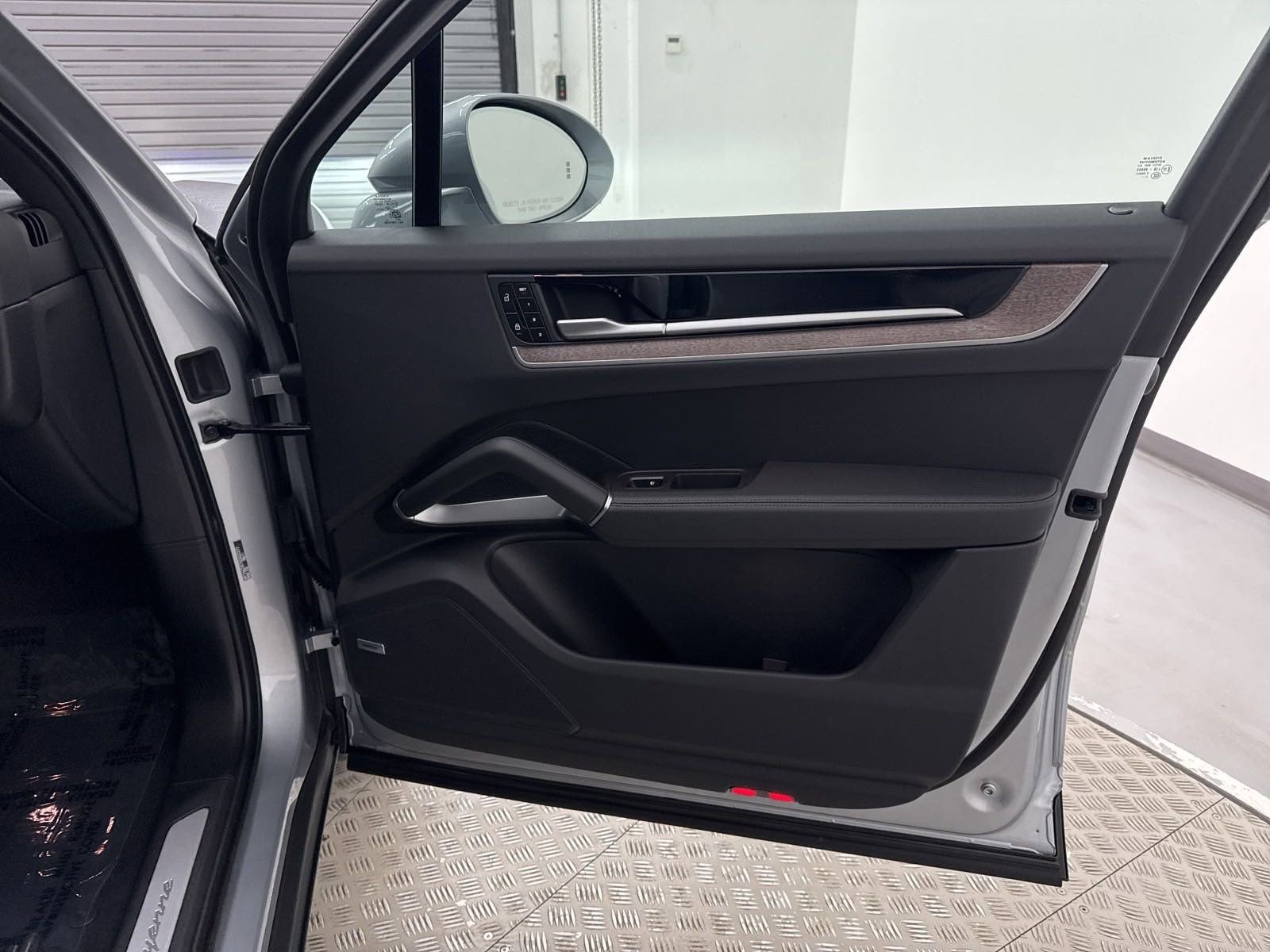 Used 2025 Porsche Cayenne image 35