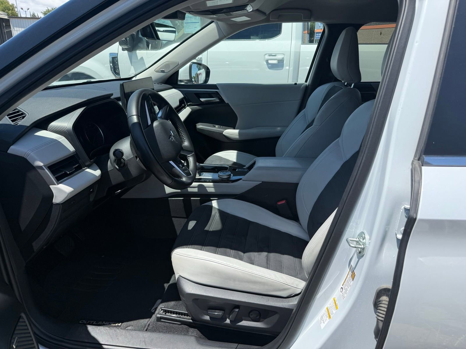 Used 2025 Mitsubishi Outlander SE FWD image 11