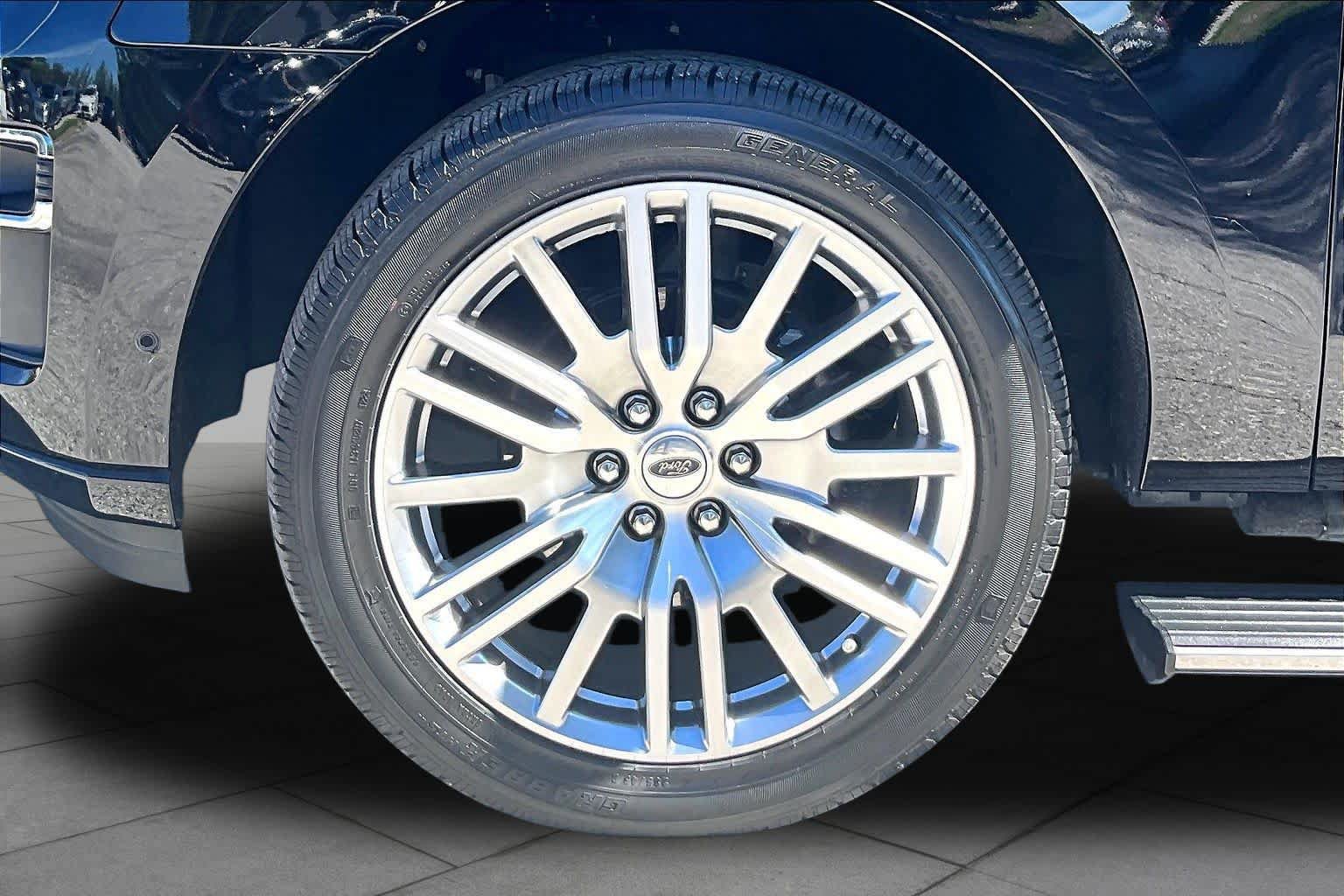 Used 2024 Ford Expedition Platinum RWD image 11