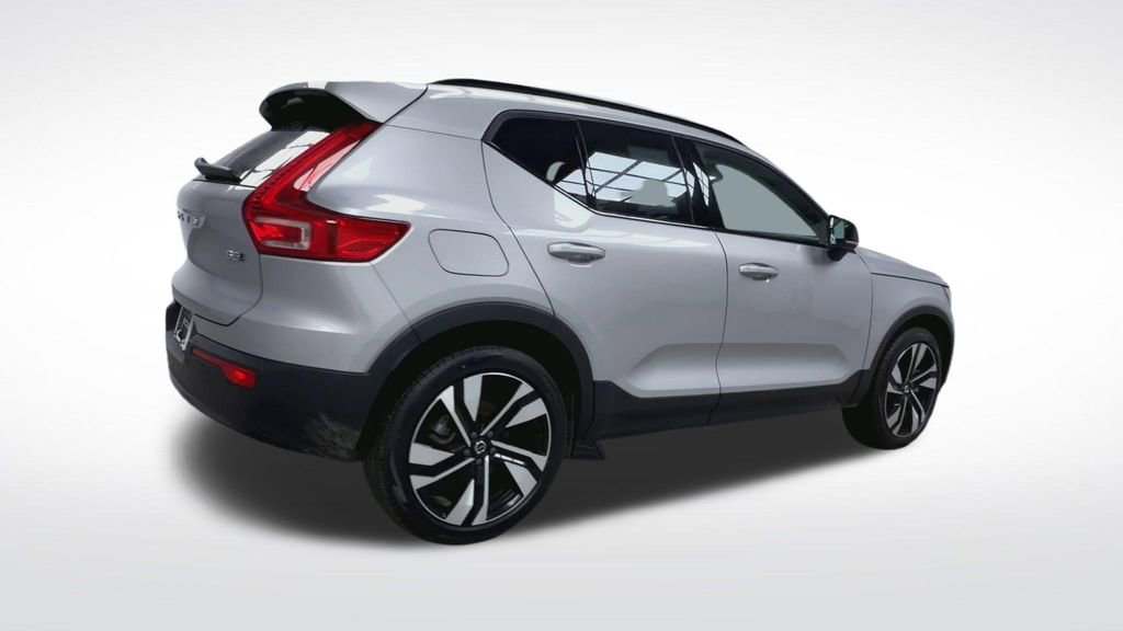 Used 2025 Volvo XC40 B5 Plus image 8