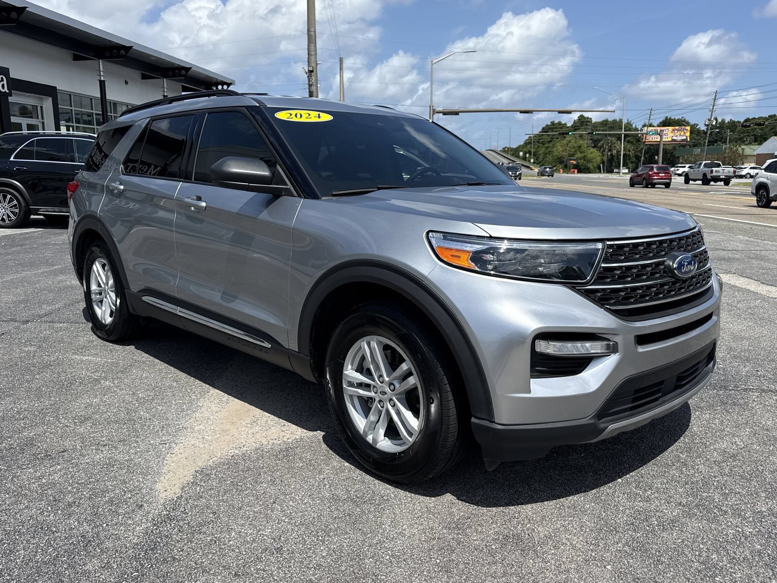 Used 2024 Ford Explorer XLT w/ Equipment Group 202A RWD image 7