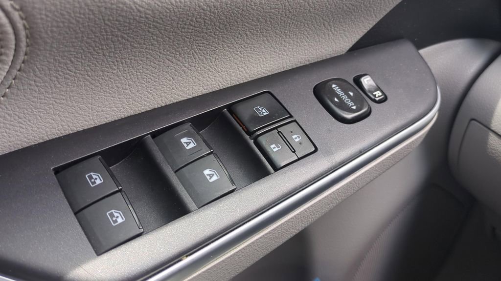 Used 2015 Toyota Camry XLE w/ Moonroof Package FWD image 19