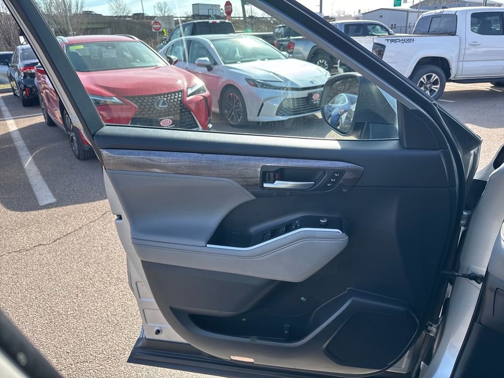 Used 2021 Toyota Highlander Limited AWD/4WD image 37