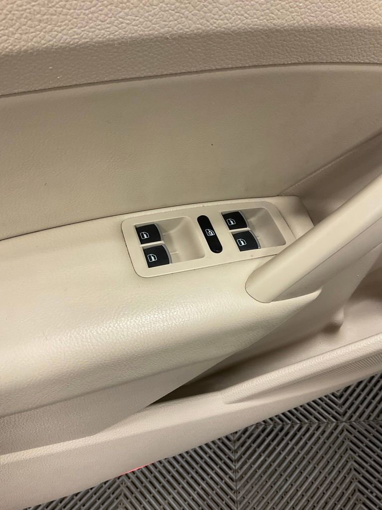 Used 2015 Volkswagen Passat TDI SEL Premium image 12