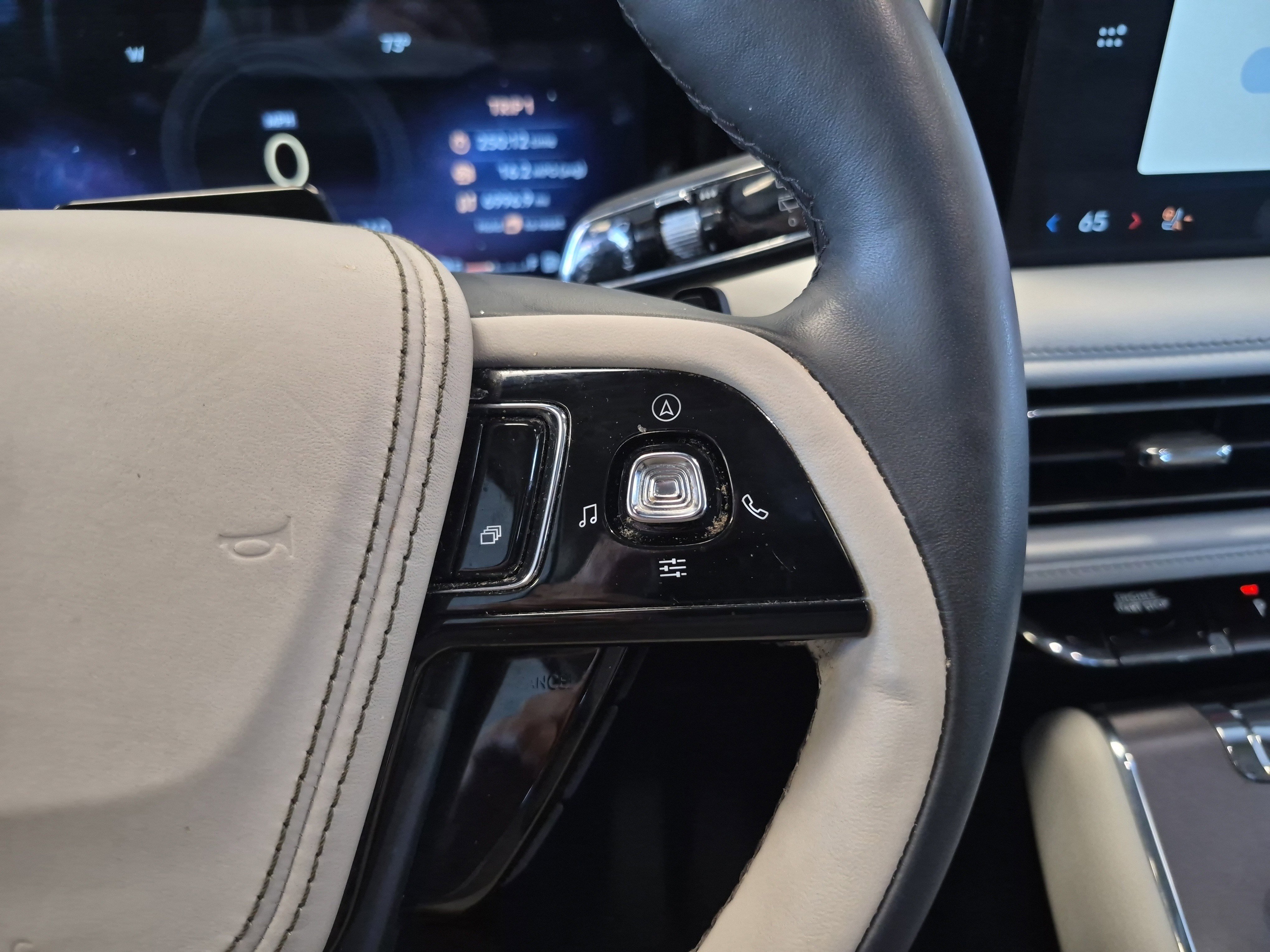 Used 2025 Lincoln Aviator AWD w/ Jet Appearance Package image 27