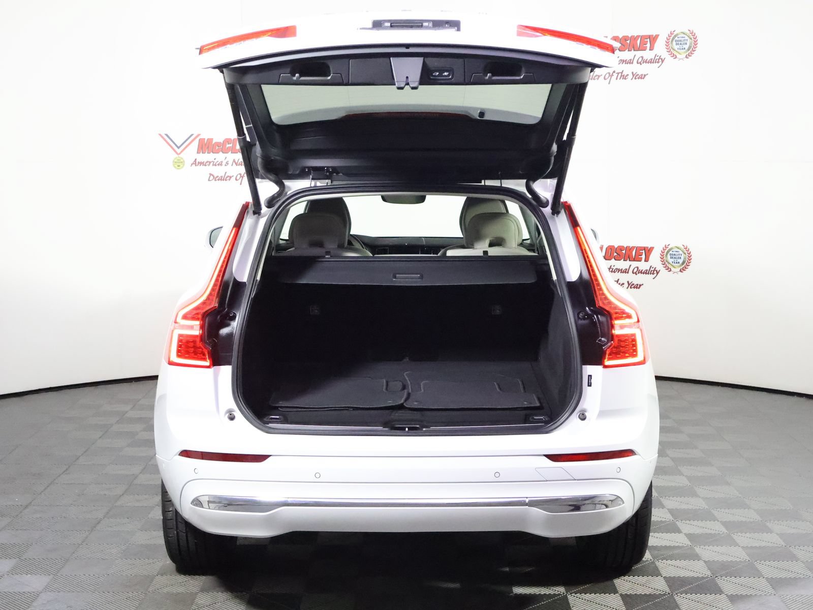 Used 2023 Volvo XC60 B5 Plus AWD/4WD image 11