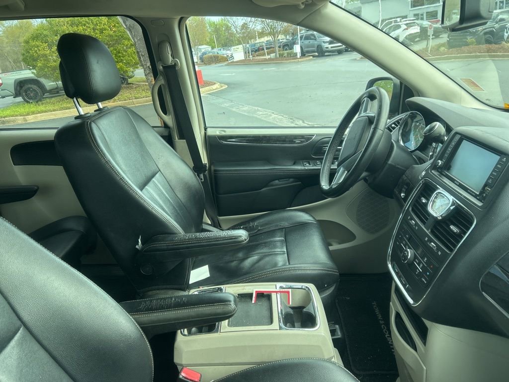 Used 2013 Chrysler Town & Country Touring image 3