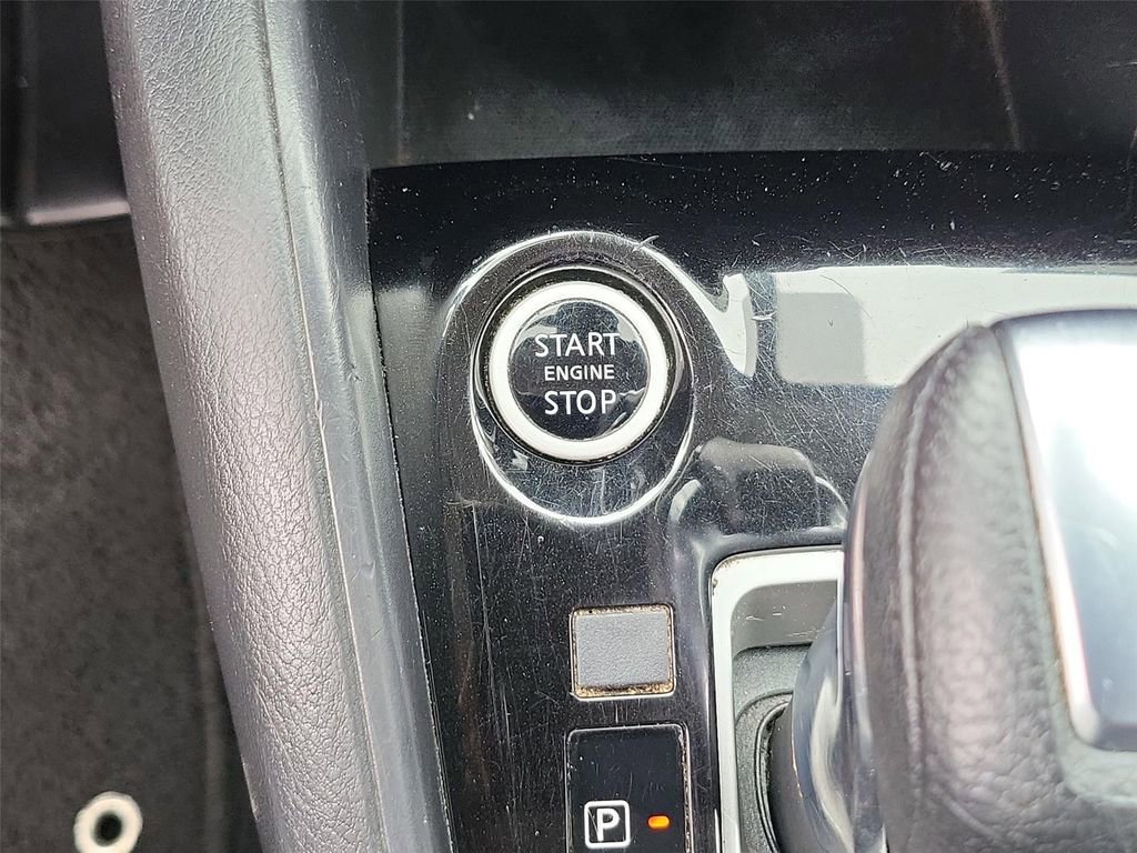 Used 2020 Nissan Versa SV FWD image 9