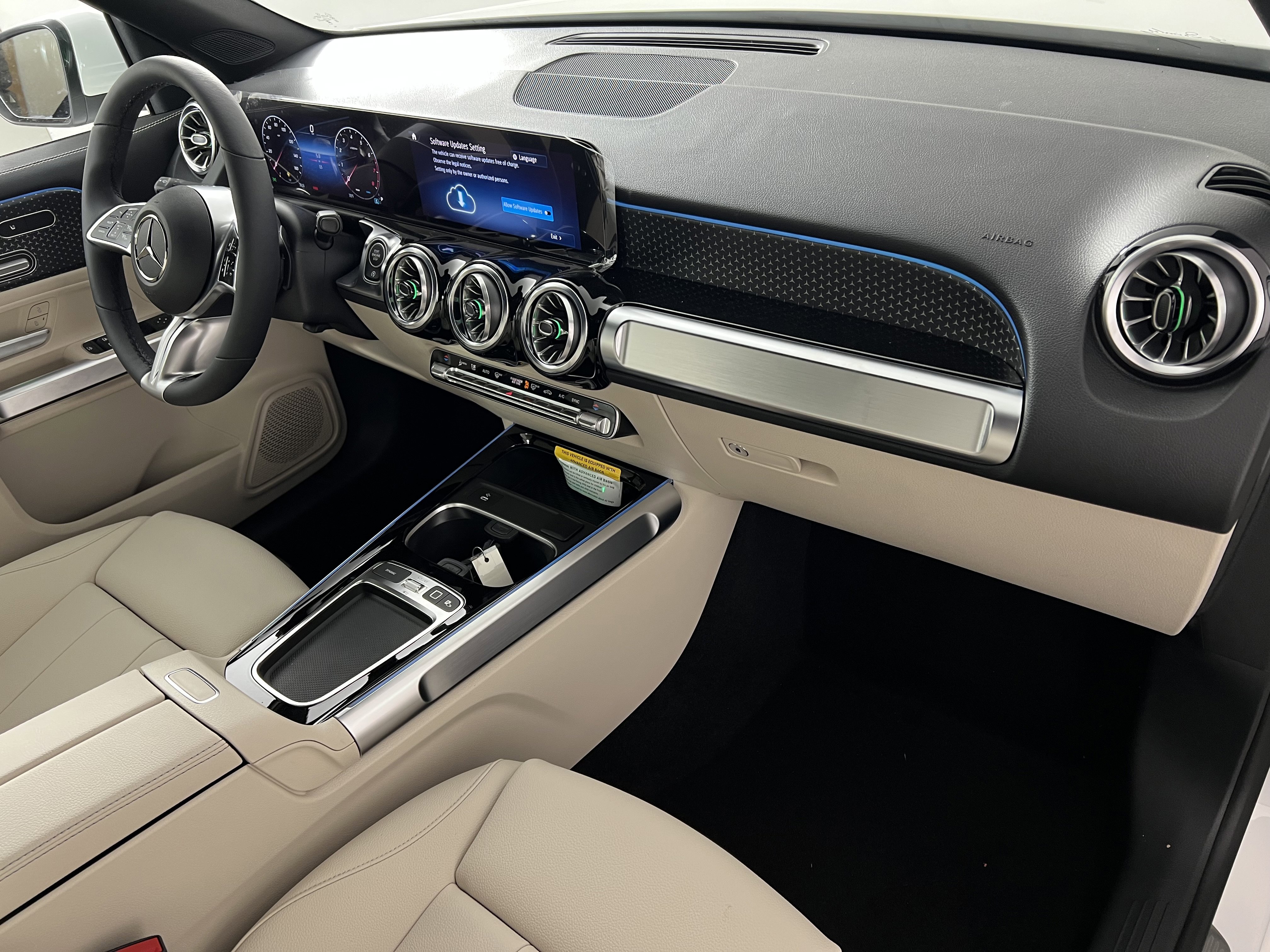 Used 2025 Mercedes-Benz GLB 250 4MATIC image 25