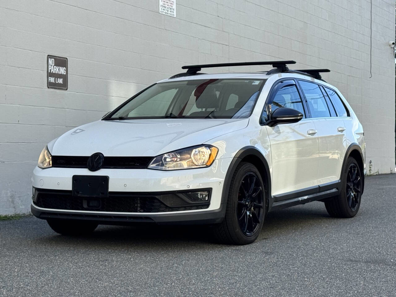 Used 2017 Volkswagen Golf Alltrack SE image 3