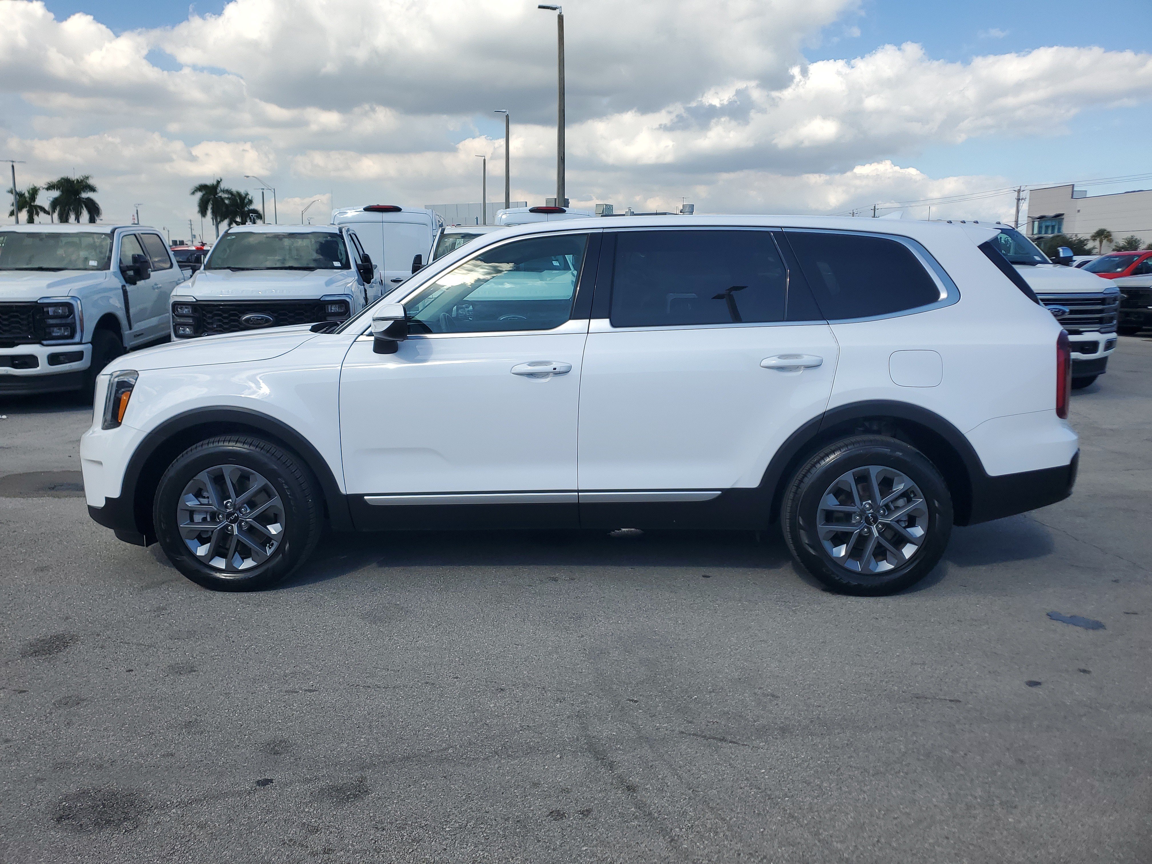 Used 2024 Kia Telluride LX FWD image 8