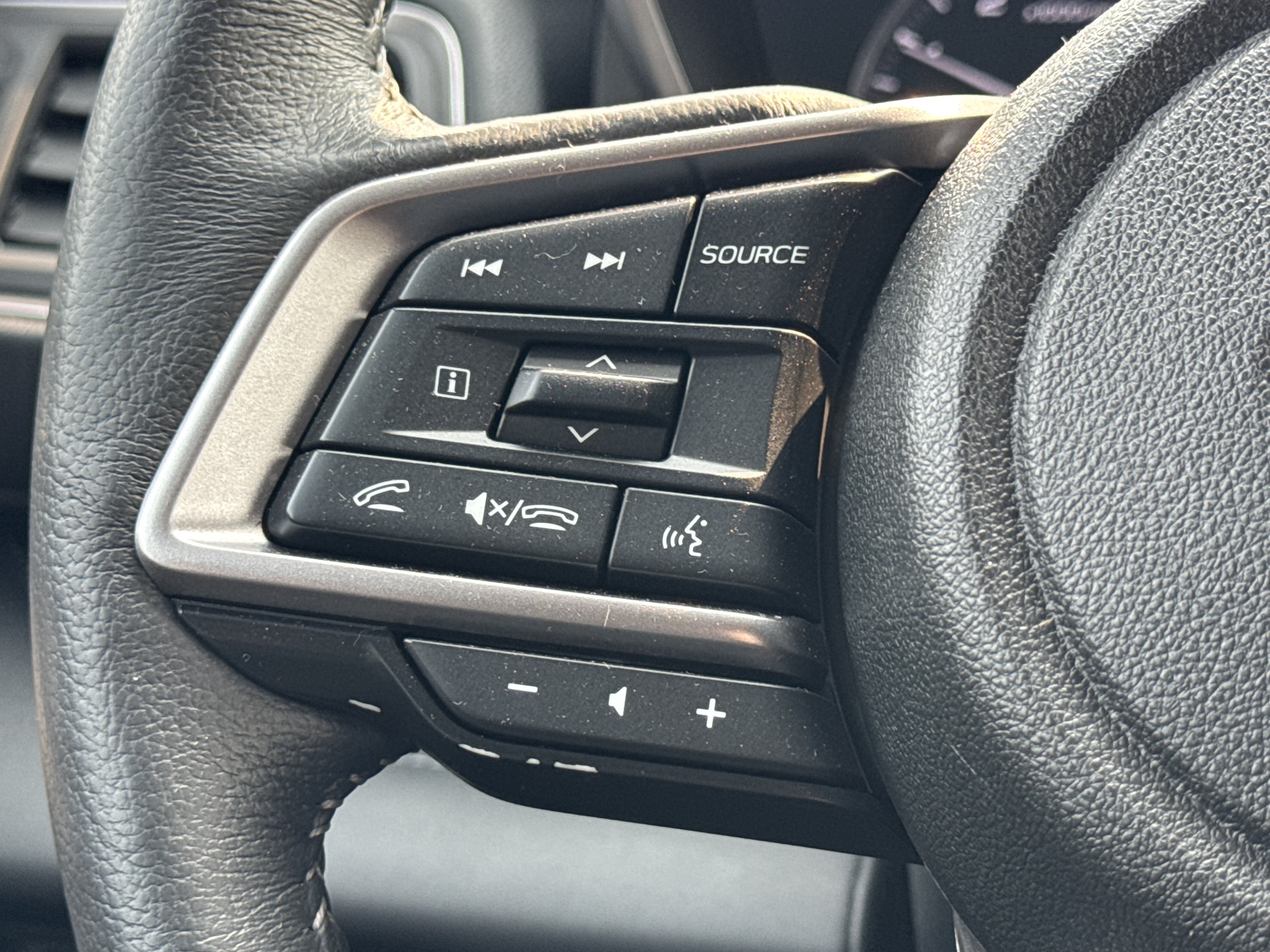 Used 2023 Subaru Ascent Limited w/ Technology Package AWD/4WD image 8