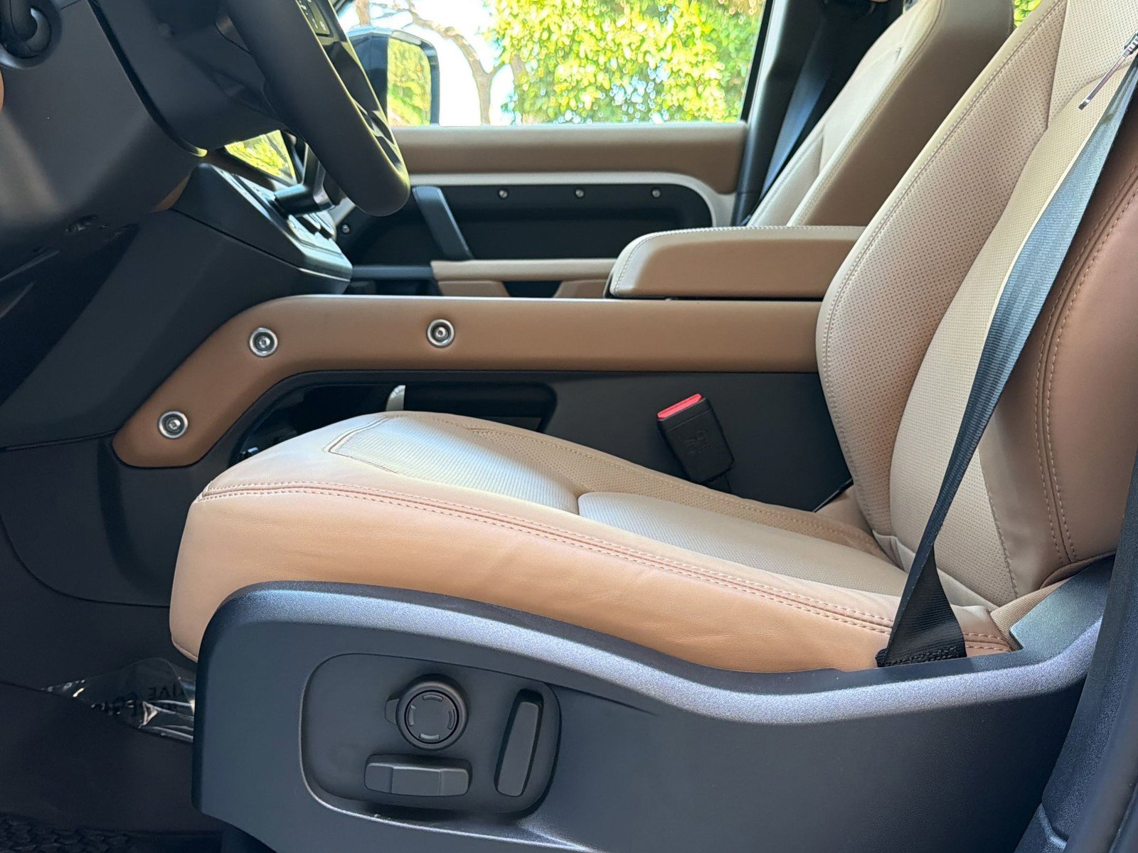 New 2026 Land Rover Defender 110 X-Dynamic SE AWD/4WD image 14