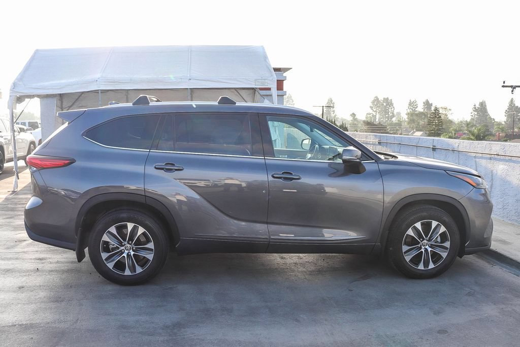 Used 2022 Toyota Highlander XLE FWD image 13