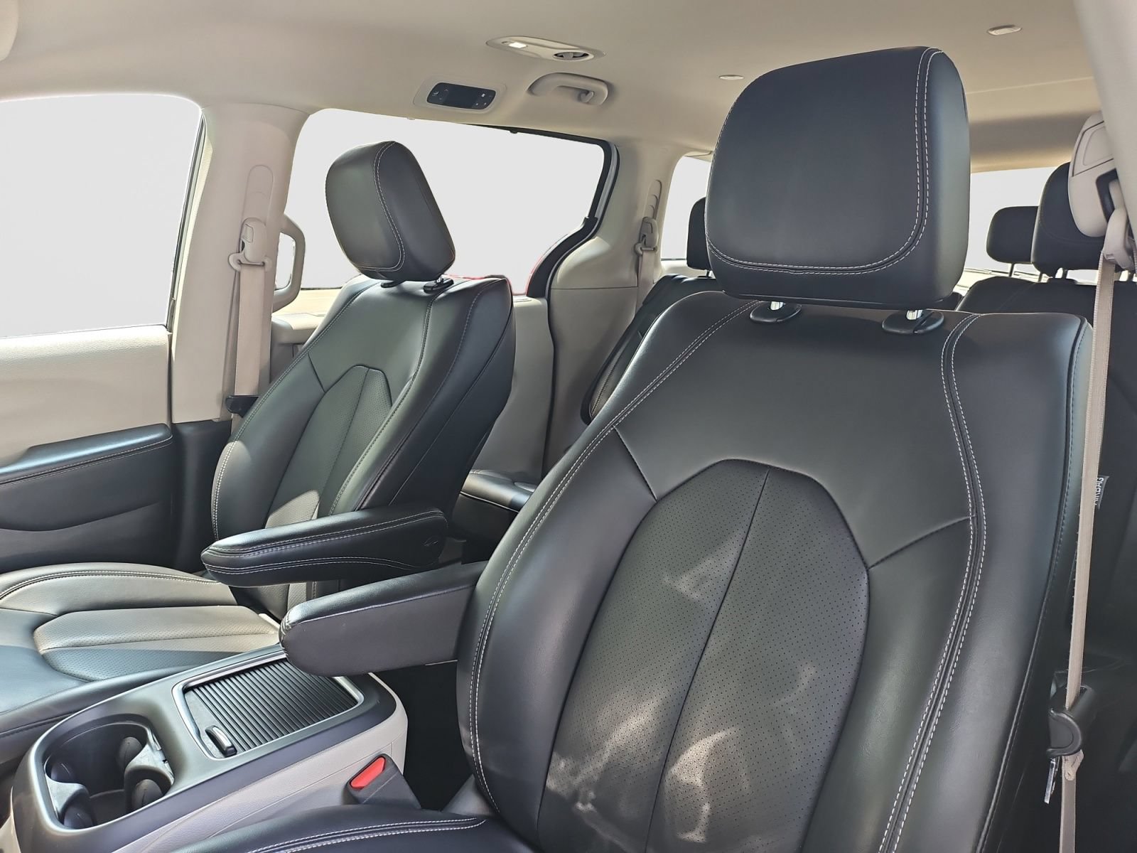 Used 2023 Chrysler Pacifica Touring-L FWD image 23
