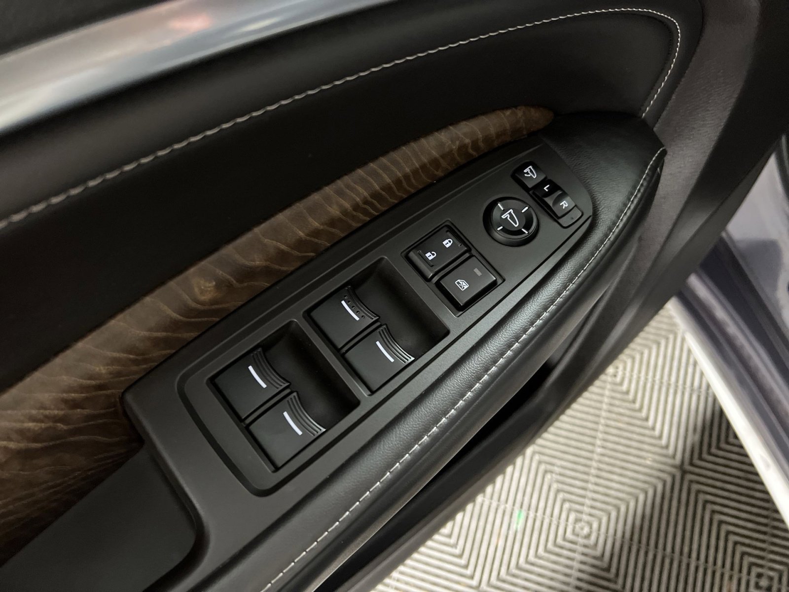 Used 2020 Acura MDX SH-AWD w/ Advance Package image 15