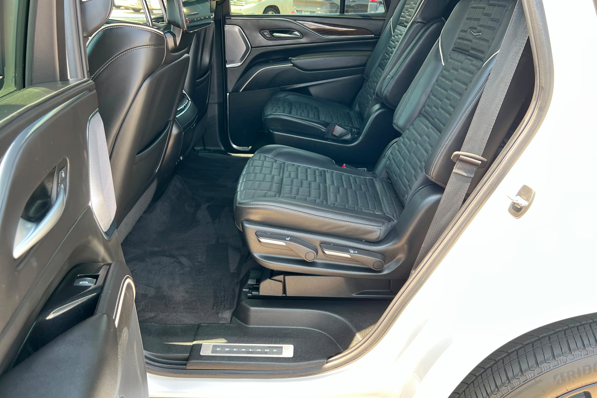 Used 2024 Cadillac Escalade Sport Platinum w/ LPO, ONYX Package AWD/4WD image 23