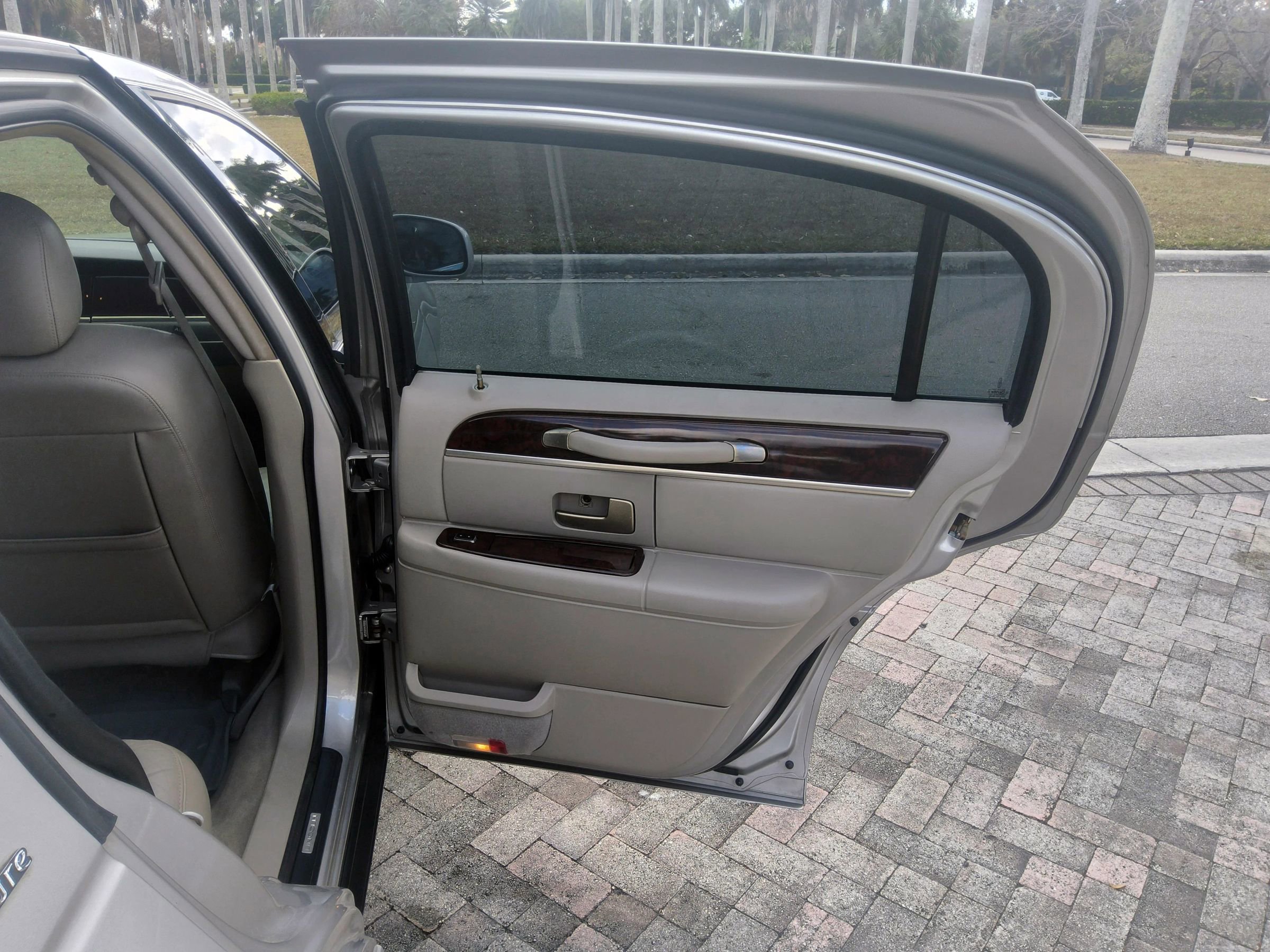 Used 2006 Lincoln Town Car Signature image 31