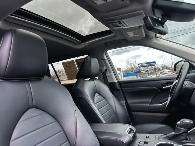 Used 2024 Toyota Highlander XLE image 28