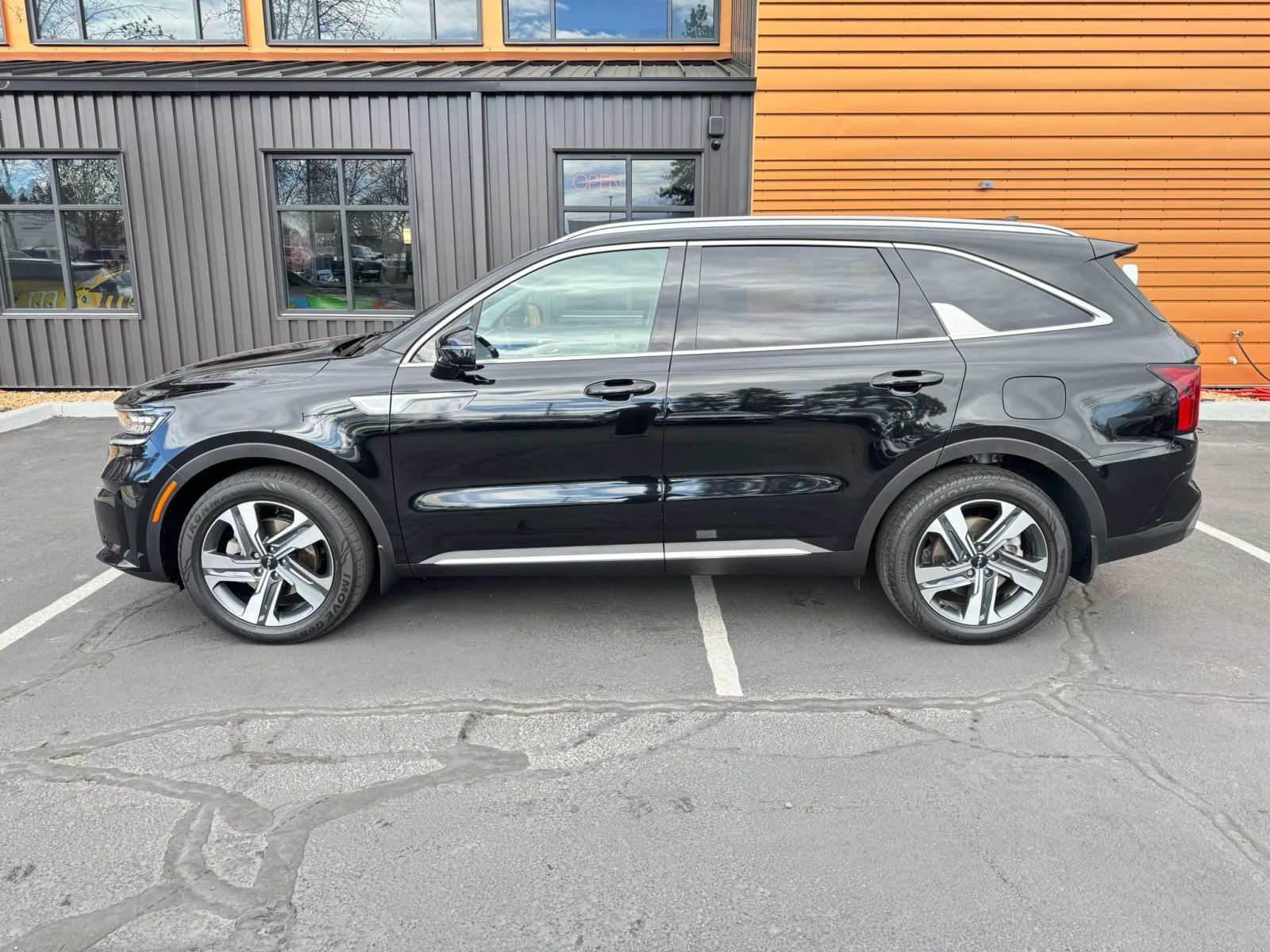 Used 2022 Kia Sorento SX Prestige w/ Panoramic Sunroof Package AWD/4WD image 2