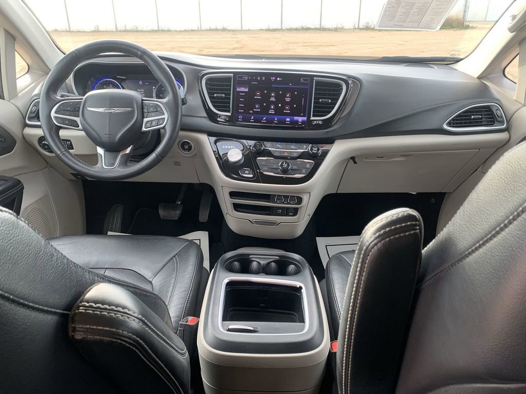Used 2022 Chrysler Pacifica Touring-L image 18