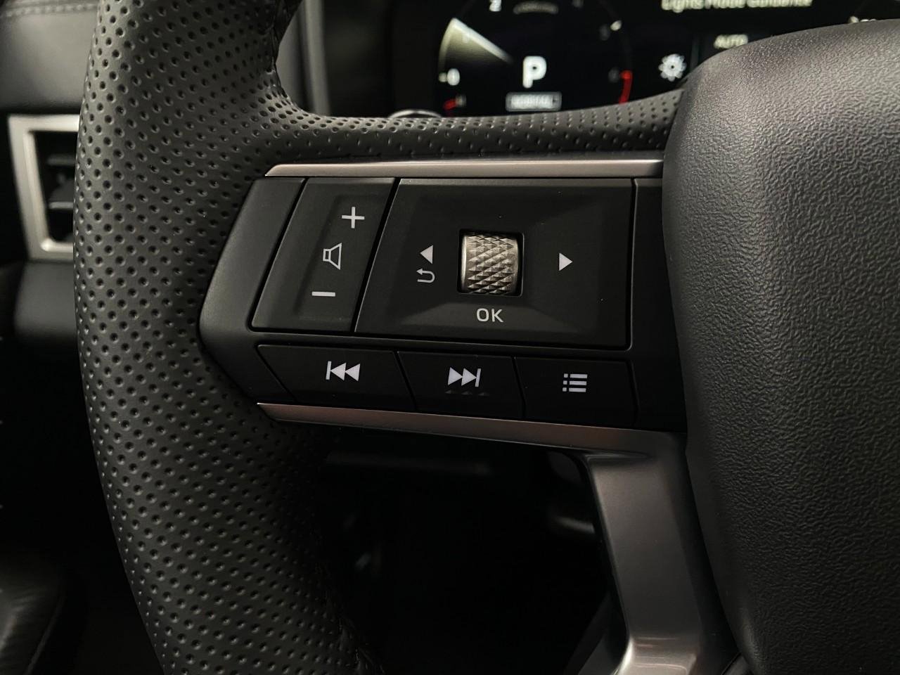 Used 2025 Mitsubishi Outlander SE image 16