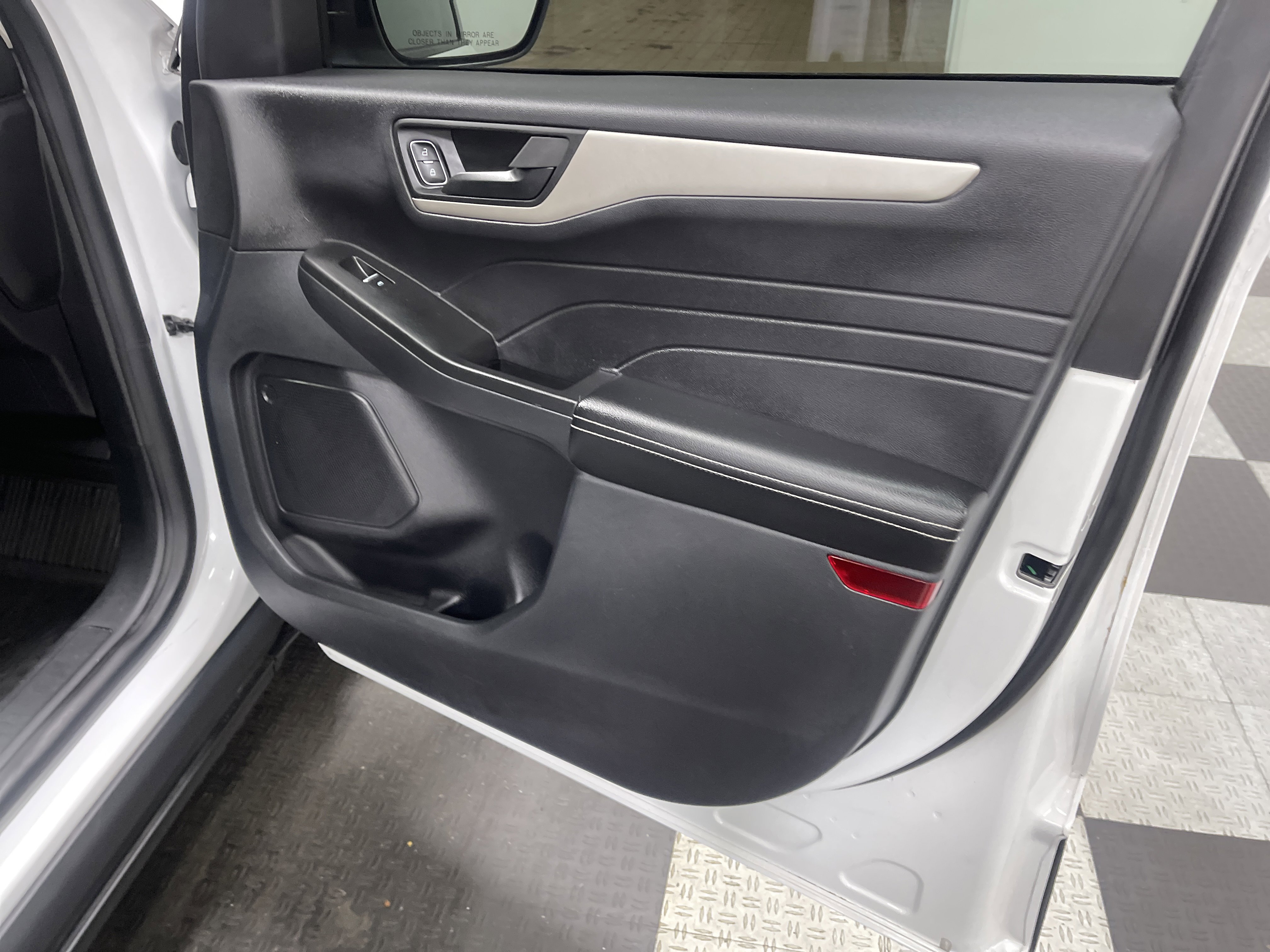 Used 2022 Ford Escape SE w/ SE Sport Appearance Package image 25