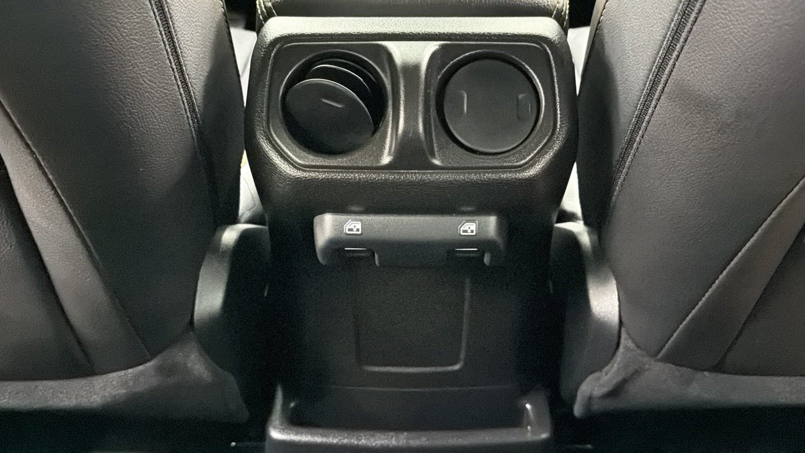 Used 2024 Jeep Wrangler Unlimited w/ Convenience Group AWD/4WD image 34