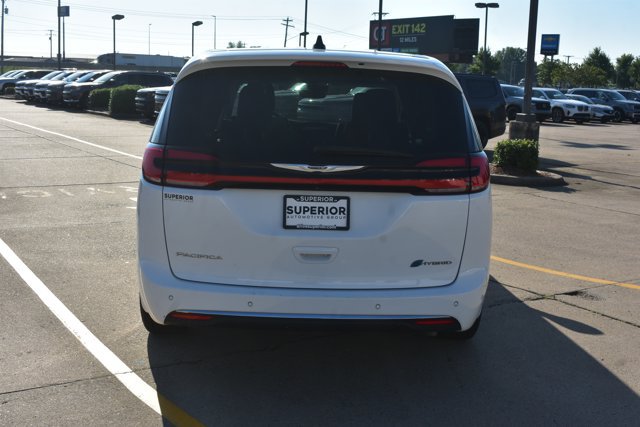 Used 2024 Chrysler Pacifica Limited FWD image 6