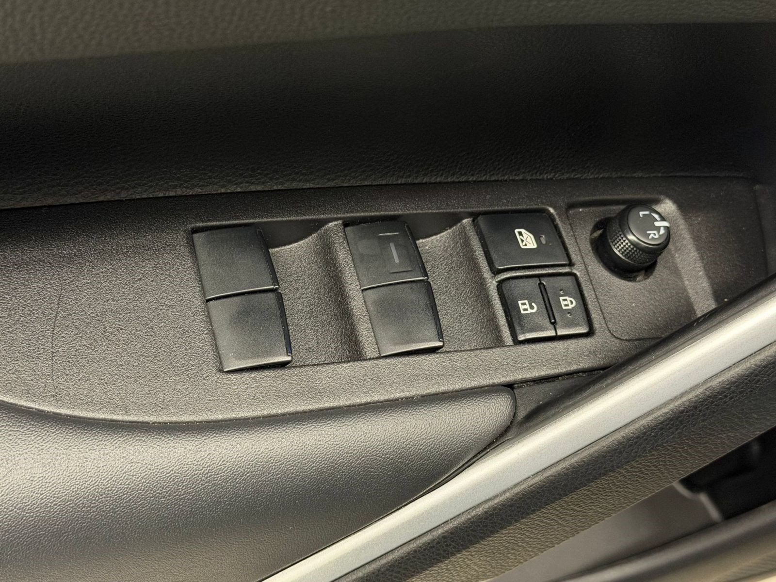 Used 2026 Toyota Corolla Cross XLE FWD image 28