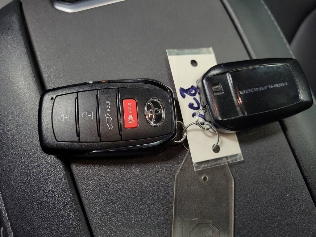 Used 2024 Toyota Highlander XLE image 16