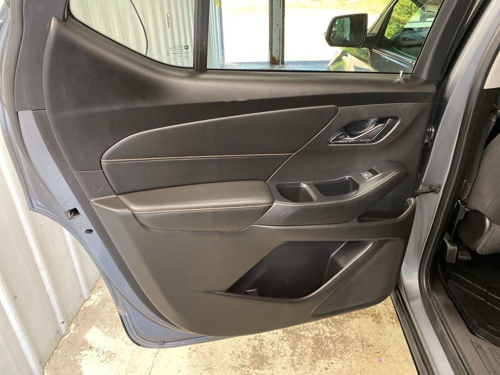 Used 2021 Chevrolet Traverse LT image 28