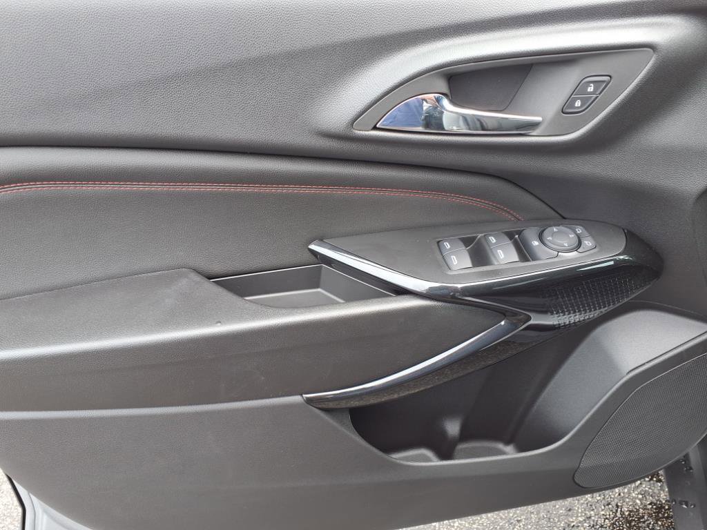New 2025 Chevrolet Trax RS w/ Sunroof Package FWD image 10