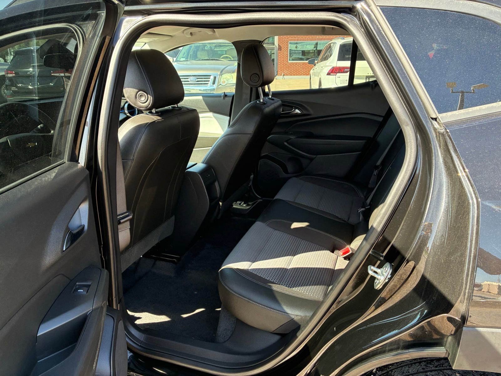 Used 2025 Chevrolet Trax LT FWD image 3