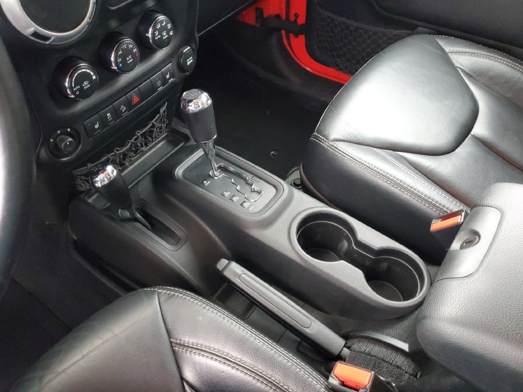Used 2013 Jeep Wrangler Unlimited Sahara w/ Mopar Chrome Edition Group AWD/4WD image 31