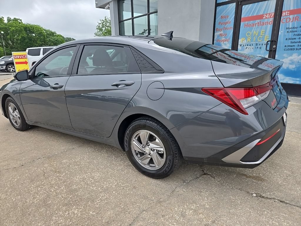 Used 2025 Hyundai Elantra SE FWD image 7