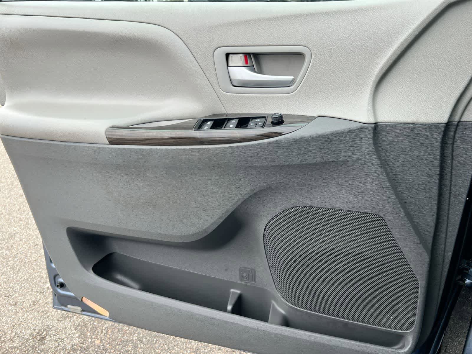 Used 2015 Toyota Sienna XLE Premium image 30