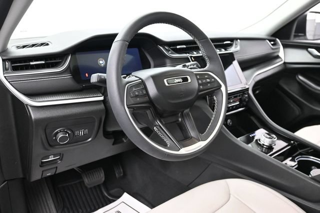 Used 2023 Jeep Grand Cherokee L Laredo w/ Luxury Tech Group I AWD/4WD image 15