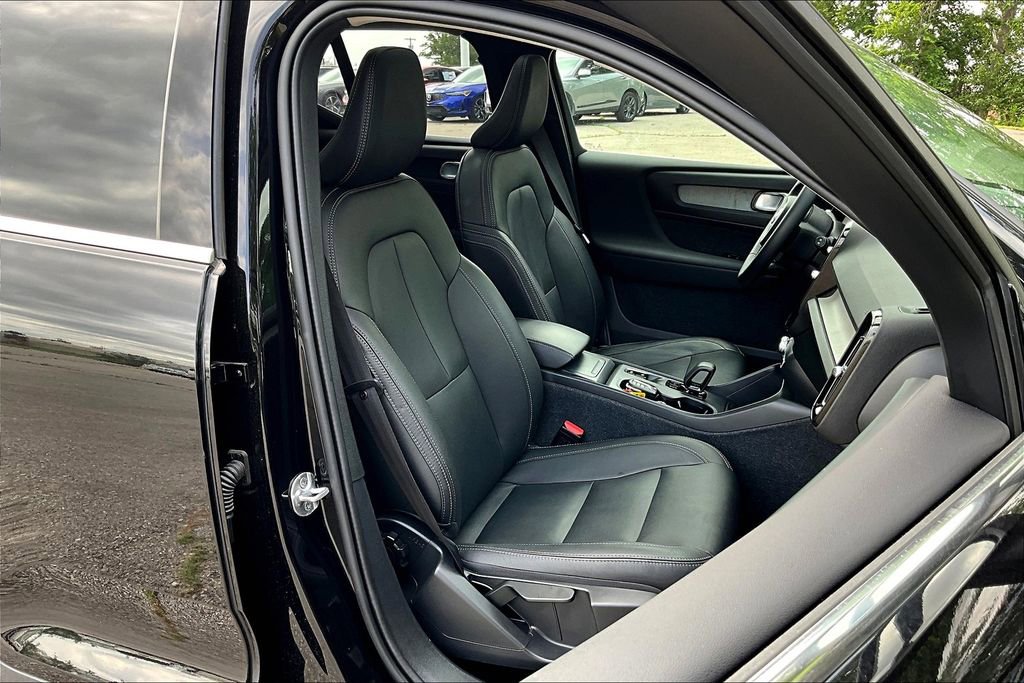 Used 2024 Volvo XC40 B5 Core AWD/4WD image 9