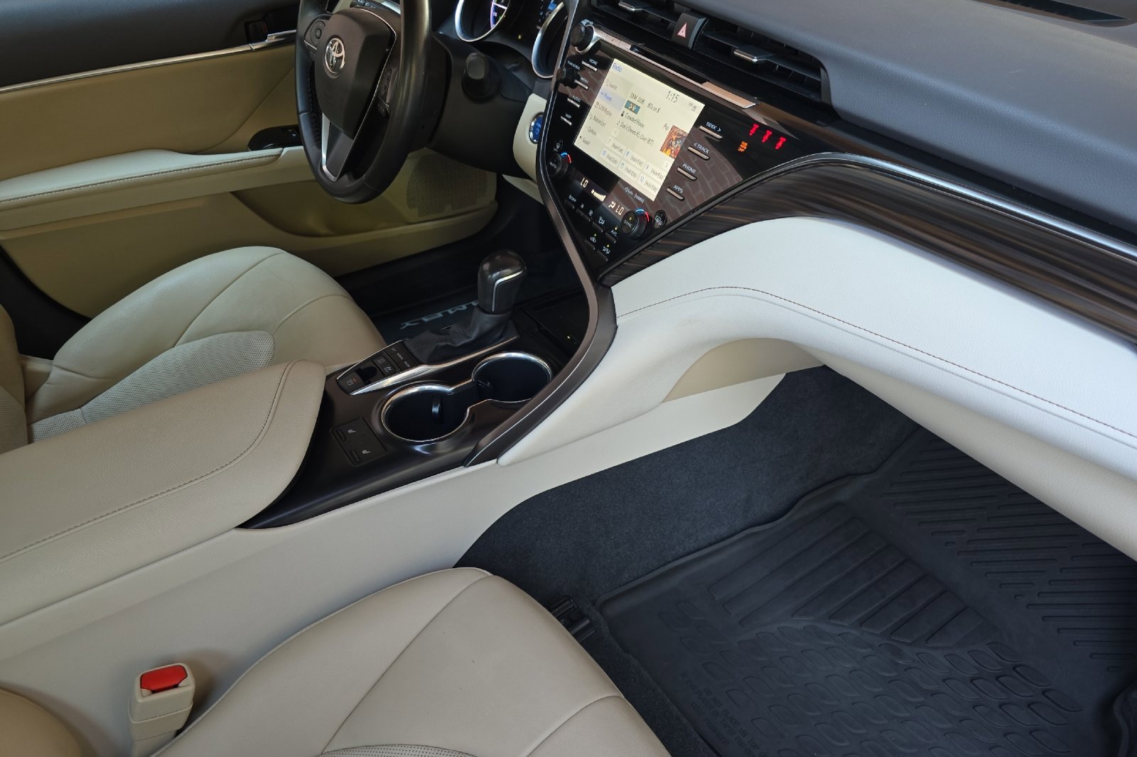 Used 2020 Toyota Camry XLE image 17