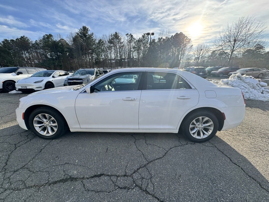 Used 2023 Chrysler 300 Touring w/ Safetytec Plus Group image 5