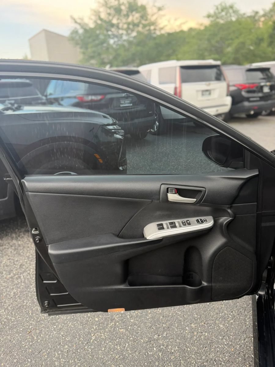 Used 2012 Toyota Camry SE FWD image 9