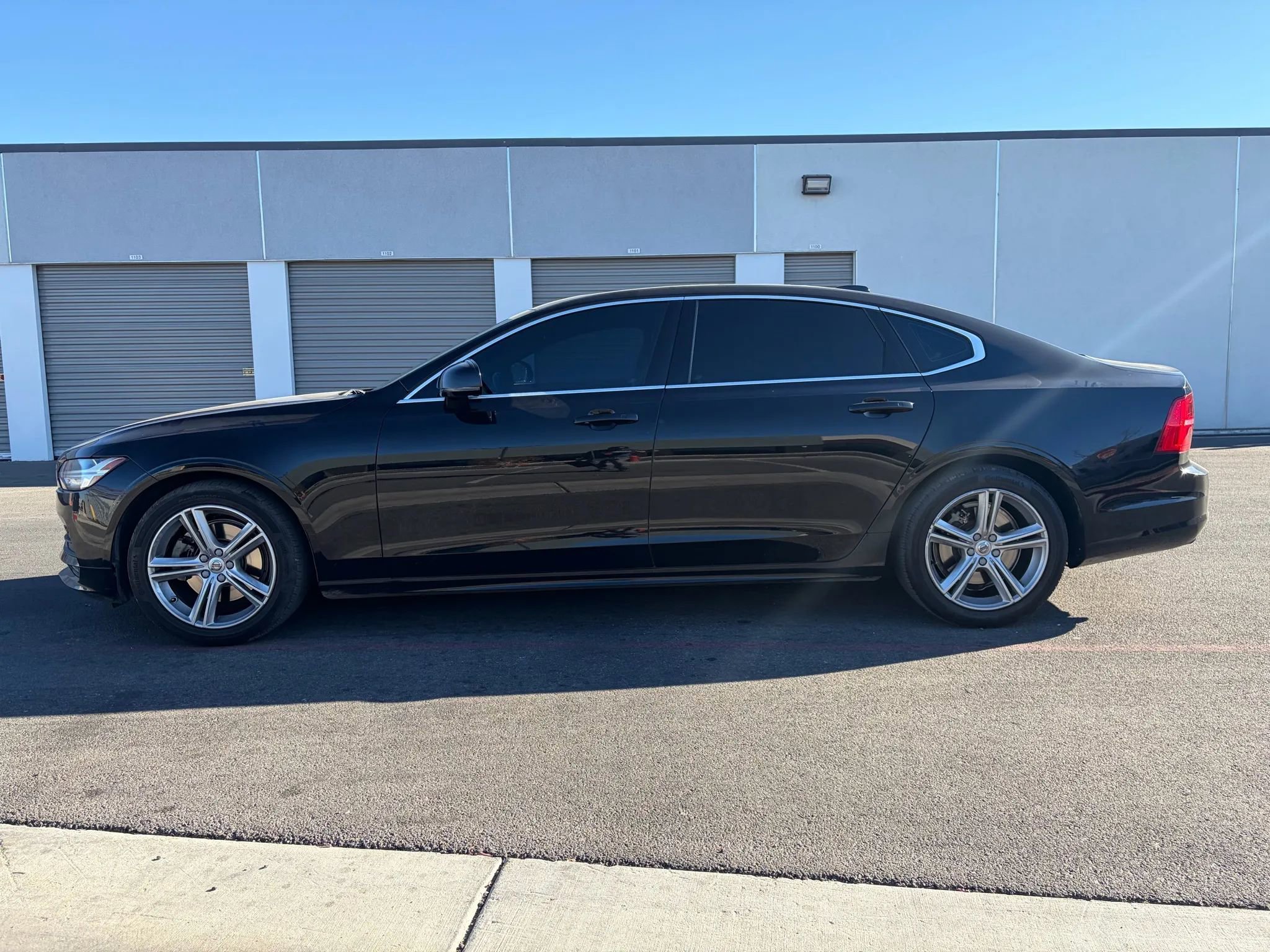 Used 2019 Volvo S90 T5 Momentum image 2