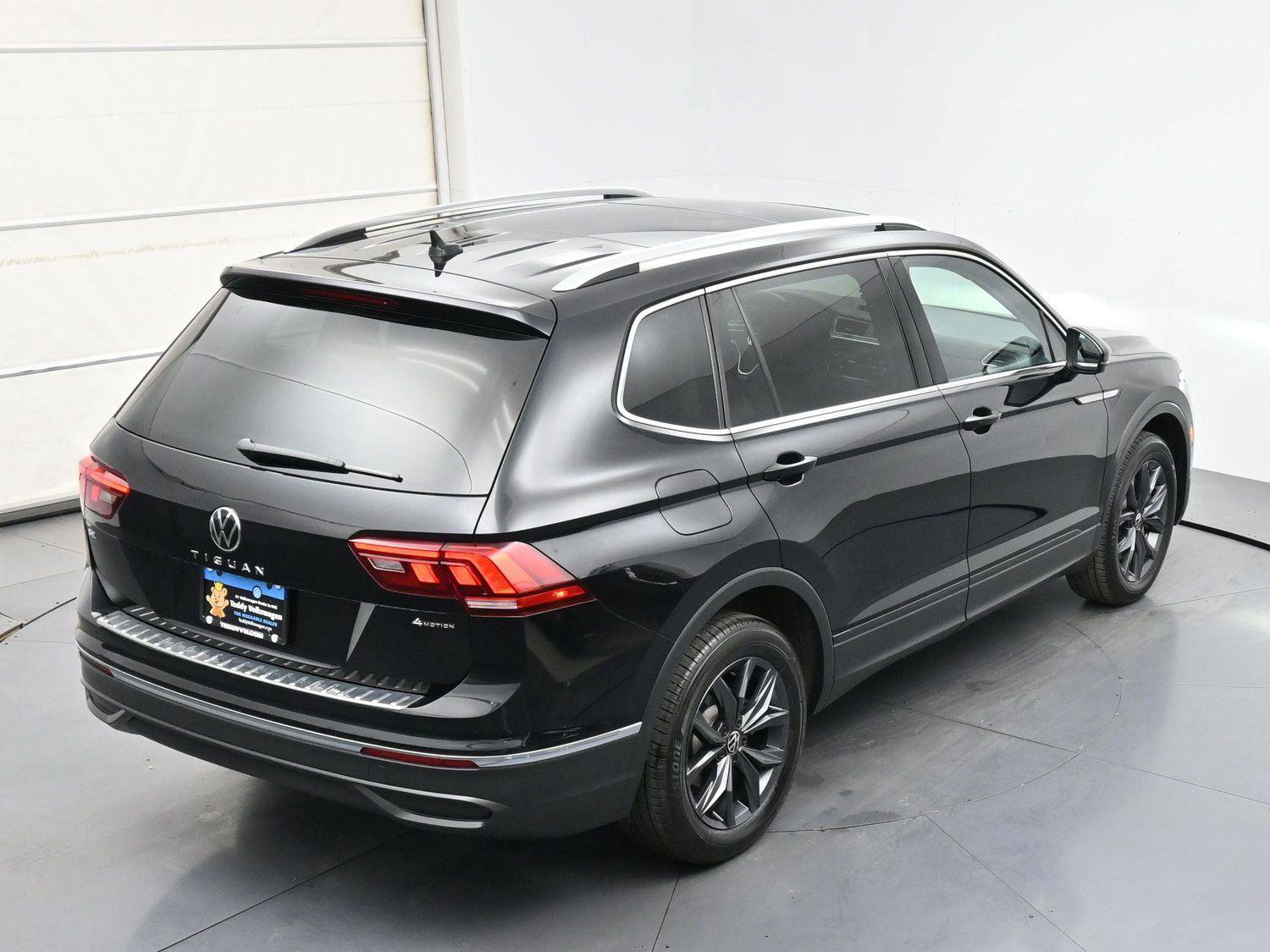 Certified 2022 Volkswagen Tiguan SE w/ Panoramic Sunroof Package AWD/4WD image 32