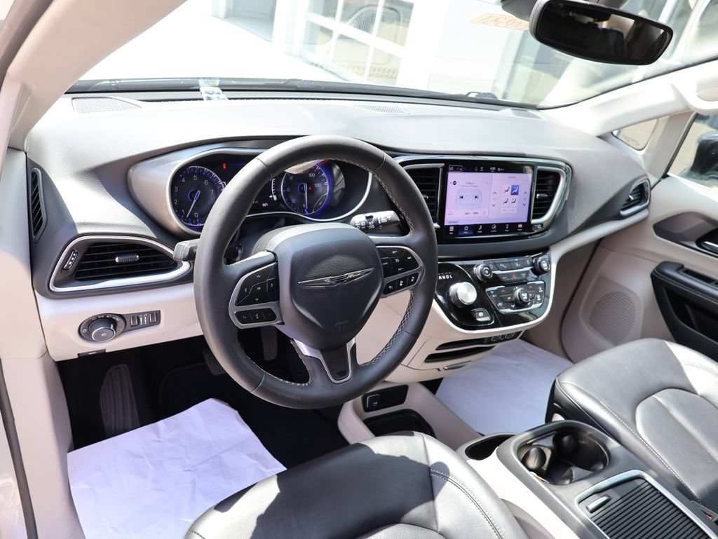 Used 2024 Chrysler Pacifica Touring-L FWD image 23